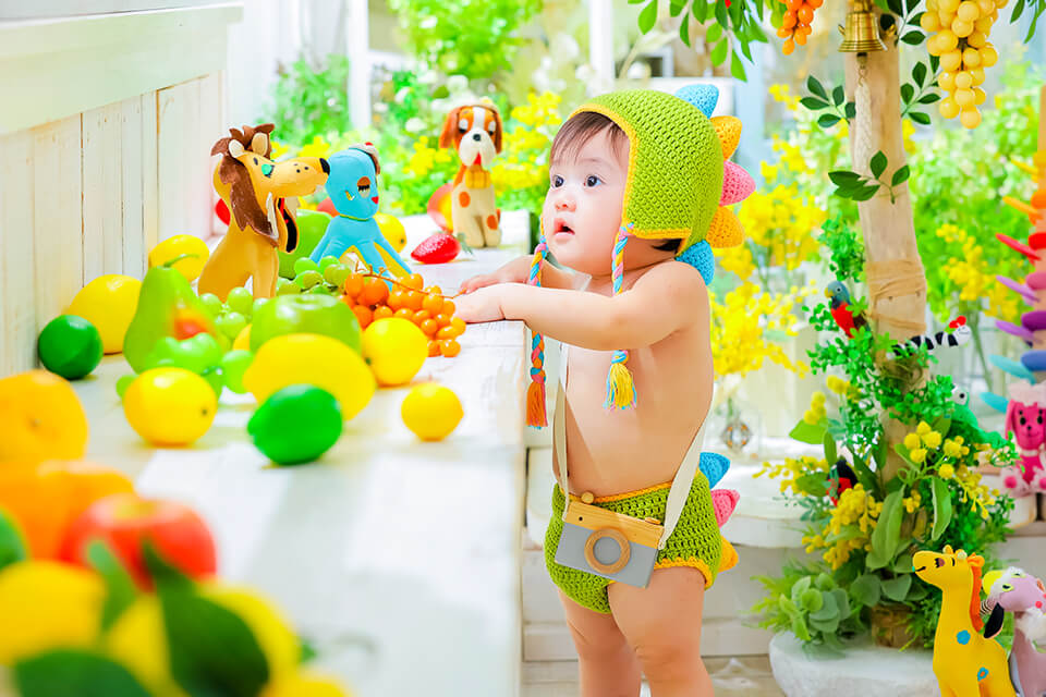 フォトスタジオMr.MOOKで撮影した人形に囲まれた赤ちゃん